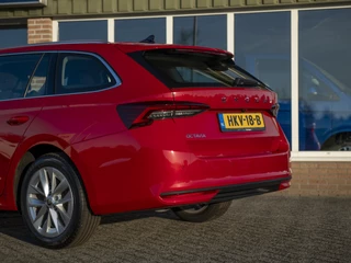 Škoda Octavia Škoda Octavia Combi 1.5 TSI MHEV Business Edition Plus | Matrix LED | Chrome pakket | Stoel-, Stuur- & voorruitverwarming | Navi 13inch | Elektr.trekhaak | El. achterklep m.sensor | ACC | - afbeelding nr 36