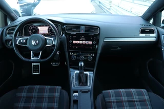 Volkswagen Golf Volkswagen Golf 7.5 GTI DSG / Vol Opties! / 230PK! / DSG / ACC / Pano / Virtual Cockpit / Camera / Navi / 19