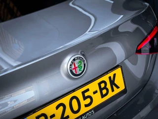 Alfa Romeo Giulia Alfa Romeo Giulia 2.0T Super | PANORAMADAK | KEYLESS | DNA | LANE ASSIST | VOL OPTIES! - afbeelding nr 17