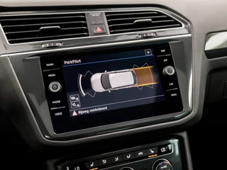 Volkswagen Tiguan Volkswagen Tiguan 1.5 TSI ACT Sportline Business 150Pk Automaat (PANORAMADAK, APPLE CARPLAY, GROOT NAVI, LED KOPLAMPEN, KEYLESS, LEDEREN SPORTSTOELEN, STOELVERWARMING, ADAPTIVE CRUISE, ELEK ACHTERKLEP, GETINT GLAS, NIEUWSTAAT) - afbeelding nr 27