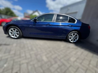 BMW 3 Serie BMW 3-serie 320i High Executive 184 PK / PDC / NAVIGATIE / CRUISE / NL AUTO / LEDER / AUTOMAAT - afbeelding nr 4