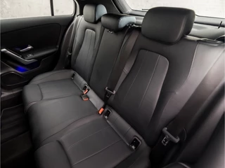 Mercedes-Benz A-Klasse Mercedes-Benz A-Klasse 250 e Business Solution Luxury 218Pk Automaat (GROOT NAVI, SFEERVERLICHTING, WIDESCREEN, CAMERA, LEDER, STOELVERWARMING, SPORTSTOELEN, CRUISE, LANE ASSIST, NIEUWSTAAT) - afbeelding nr 16