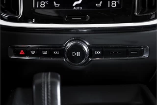 Volvo V60 Volvo V60 2.0 B3 163 PK Essential Edition - Automaat | Dig. Cockpit | Cruise | Stoel-+Stuurverw. | PDC | NAV + App. Connect | ECC | Elek. Klep | DAB | LM 17