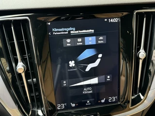 Volvo V60 Volvo V60 2.0 T6 Twin Engine AWD 253pk | Comfortstoelen leer | Stoelverwarming | Navigatiesysteem | Trekhaak uitklapbaar | 18 inch lichtmetalen velgen | Apple CarPlay | LED verlichting | Getint glas achter | Parkeersensoren achter - afbeelding nr 17