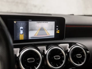 Mercedes-Benz A-Klasse Automaat (APPLE CARPLAY, GROOT NAVI, CAMERA, LEDER/ALCANTARA, DIAMOND GRILL, SPORTSTOELEN, STOELVERWARMING, GETINT GLAS, WIDESCREEN, NIEUWE APK, NIEUWSTAAT) - afbeelding nr 17
