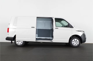 Volkswagen Transporter Volkswagen Transporter 2.0 TDI L2H1 28 >BPM vrij | Direct leverbaar/110pk/navi/cruise/Lederen stuur/Apple Carplay/Android Auto Operational lease is ook mogelijk! - afbeelding nr 4