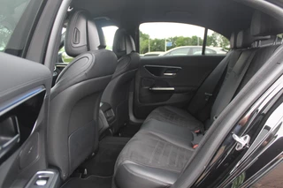 Mercedes-Benz C-Klasse Mercedes-Benz C-Klasse 180 AMG Line / Camera / Leder&Alcantara / 18'' / Navigatie / DAB / Dodehoek / Stoelverwarming / Cruise Control - afbeelding nr 10