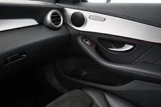 Mercedes-Benz C-Klasse Mercedes-Benz C-klasse 300e AMG | Panoramadak | Stoelverwarming |  360 camera | Trekhaak | Carplay | Dodehoek detectie | Matrix LED | Navigatie | Half leder - afbeelding nr 27