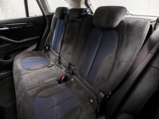 BMW X1 221Pk Automaat (GROOT NAVI, CLIMATE, ALCANTARA, ELEK ACHTERKLEP, SPORTSTOELEN, PARKEERSENSOREN, LED KOPLAMPEN, DAB+, NIEUWSTAAT) - afbeelding nr 14