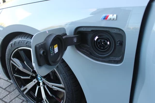 BMW 5 Serie BMW 5-serie 530e M-SPORT PRO 300PK (nieuw model) | PANORAMA DAK | M-SPORT PAKKET | M-SPORT AERODYNAMICA |  M-SPORT NAPPALEDEREN STUURWIEL MET SPORTBOOST FUNCTIE | BMW SHADOWLINE ADAPTIEVE LED KOPLAMPEN | ELEKTRISCH BEDIENBARE ACHTERKLEP |  BMW INDIVIDIUAL HIGH GLOSS EXTERIEUR RAAMLIJST AFWERKING | BMW LIVE COCKPIT PROFESSIONAL | ELEKTRISCH VERSTELBARE VOORSTOELEN MET VENTILATIE / VERWARMING EN GEHEUGEN OP DE BESTUURDERSSTOEL |  ACHTERBANKVERWARMING | 4-ZONE CLIMATE CONTROL | DONKER GETINTE ACHTERRUITEN | DONKERE HEMELBEKLEDING | DRIVE ASSISTANT | HARMAN KARDON Hi-Fi GELUIDSSYSTEEM| DRAARLOZE TELEFOONLADER | DRAADLOOOS APPLE CARPLAY / ANDROID AUTO | KLASSE 3 ALARM | COMFORT ACCESS | 20
