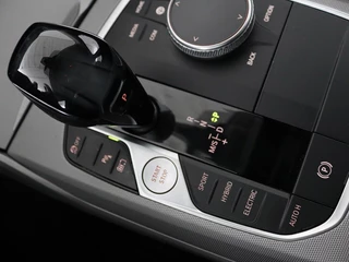 BMW 3 Serie BMW 3-serie 330e eDrive Edition | Trekhaak | Leder |  Stoelverwarming | Carplay | Live Cockpit | Full LED | DAB | Climate control | Parkeerhulp - afbeelding nr 17