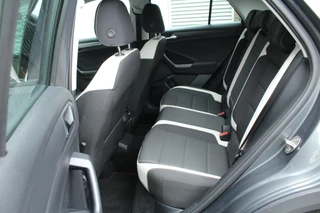 Volkswagen T-Roc Clima Cruise Navi Carplay Camera 17