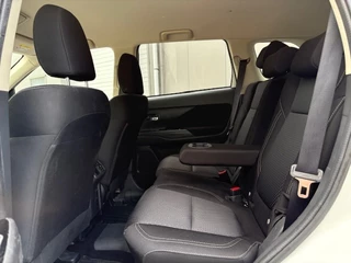 Mitsubishi Outlander Mitsubishi Outlander 2.4 PHEV - Apple CarPlay - Keyless - nap! - airco - trekhaak - - afbeelding nr 10