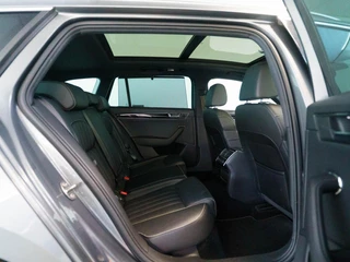 Škoda Superb Skoda Superb Combi 1.4 TSI iV 218pk Laurin & Klement | Leder | Panoramadak | 360 Camera | Trekhaak - afbeelding nr 17