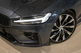 Volvo V60 Volvo V60 2.0 T6 Recharge AWD R-Design HEICO | PANO | B&W - afbeelding nr 33