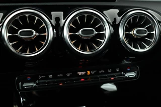 Mercedes-Benz A-Klasse Mercedes-Benz A-klasse 250e AMG Night | Stoelverwarming | Carplay |  Widescreen | Sfeerverlichting | Camera | Leder/Alcantara | Navigatie | Full LED - afbeelding nr 19