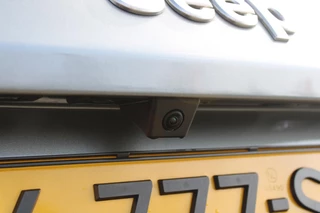 Jeep Avenger Jeep Avenger ALTITUDE 156PK 54 kWh | 3-FASE | ELEKTRISCH BEDIENBARE ACHTERKLEP | ACHTERUITRIJ CAMERA | NAVIGATIE | DRAADLOZE APPLE CARPLAY/ANDROID AUTO | ALL SEASON BANDEN | LICHTMETALEN VELGEN 17