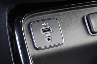 Jeep Compass Jeep Compass 1.4 140PK MultiAir LIMITED | AFNEEMBARE TREKHAAK | ELEKTRISCH BEDIENBARE STOELEN MET GEHEUGENFUNCTIE | LEDEREN BEKLEDING | NAVIGATIE | KEYLESS ENTRY/START | CRUISE CONTROL | DAB+ RADIO | ACHTERUITRIJ CAMERA | DODEHOEK DETECTIE | BEATS AUDIO SYSTEM | CLIMATE CONTROL | - afbeelding nr 35
