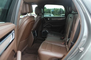 Porsche Cayenne Porsche Cayenne 3.0 E-Hybrid / Trekhaak / 360Camera / Burmester / Sportdesign / Sportchrono / Softclose / 21'' / Luchtvering / Keyless / Stuurverwarming / Matrix LED / DAB - afbeelding nr 11