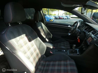 Volkswagen Golf Volkswagen Golf 2.0 TSI GTI - afbeelding nr 11