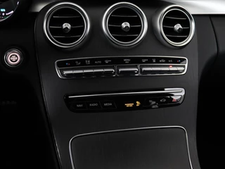 Mercedes-Benz C-Klasse Mercedes-Benz C-klasse 300e AMG Night | Adaptive cruise |  Stoelverwarming | Carplay | Leder/Alcantara | Camera | Navigatie | Full LED - afbeelding nr 32
