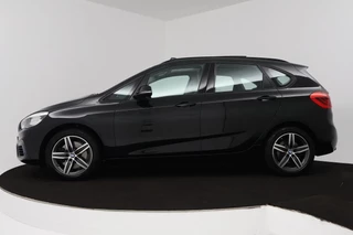 BMW 2 Serie BMW 2-serie Active Tourer 225i xDrive M Sport (PANORAMADAK, TREKHAAK, STOELVERWARMING, HEAD-UP, PARKEERSENSOREN, NAVIGATIE) - afbeelding nr 2