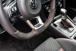 Volkswagen Golf Volkswagen Golf 2.0 TSI GTI Performance Pano / ACC / Camera - afbeelding nr 13
