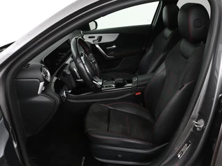 Mercedes-Benz A-Klasse Mercedes-Benz A-klasse 200 Business Solution AMG | Panoramadak |  Stoelverwarming | Trekhaak | Matrix LED | Memory | Carplay | Keyless | Camera | Sfeerverlichting | Leder/Alcantara | Park Assist - afbeelding nr 4