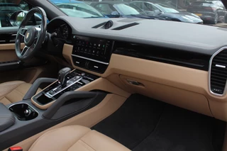 Porsche Cayenne Porsche Cayenne 3.0 E-Hybrid Platinum Edition / Trekhaak / Panoramadak / 360Camera / 22'' / Matrix LED / Luchtvering / Sportdesign / Sportchrono / Keyless / Stoelventilatie / Stuurverwarming / Dodehoek / DAB / ACC - afbeelding nr 13