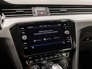 Volkswagen Passat Volkswagen Passat Variant 1.4 TSI PHEV GTE Business 218Pk Automaat (DRAADLOOS APPLE CARPLAY, GROOT NAVI, CLIMATE, LEDER/ALCANTARA, TREKHAAK, STOELVERWARMING, CAMERA, ADAPTIVE CRUISE, KEYLESS, NIEUWSTAAT) - afbeelding nr 34