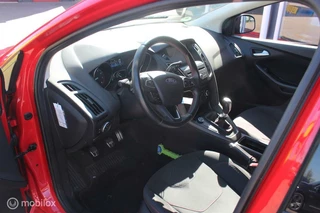 Ford Focus Ford Focus Wagon 1.5 Red Edition 18Inch/Trekhaak/NAP/Cruise - afbeelding nr 10