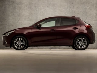 Mazda 2 (NAVIGATIE, CAMERA, HEAD-UP DISPLAY, STOELVERWARMING, GETINT GLAS, LEDEREN SPORTSTOELEN, LM VELGEN, CRUISE, NIEUWE APK, NIEUWSTAAT) - afbeelding nr 2