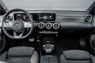 Mercedes-Benz A-Klasse Mercedes-Benz A-Klasse 250 Premium Plus AMG-Line Night Pano Burmester Ambiente - afbeelding nr 2