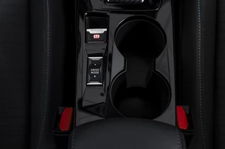 Peugeot 2008 Peugeot 2008 1.2 PureTech Allure Pack 130 PK - Automaat | Dig. Cockpit | PDC | Camera | NAV + App, Connect | ECC | DAB | LM 17