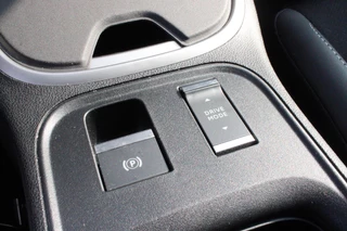Jeep Avenger Jeep Avenger ALTITUDE 156PK 54 kWh | 3-FASE | ELEKTRISCH BEDIENBARE ACHTERKLEP | ACHTERUITRIJ CAMERA | NAVIGATIE | DRAADLOZE APPLE CARPLAY/ANDROID AUTO | ALL SEASON BANDEN | LICHTMETALEN VELGEN 17