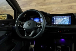 Volkswagen Golf Volkswagen Golf 1.5 eTSI R-Line|Trekhaak|Pano|Blackline|ACC| - afbeelding nr 20