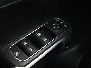 Mercedes-Benz GLB Mercedes-Benz GLB-klasse 200 Business Solution AMG 7-persoons | Panoramadak | Trekhaak | Stoelverwarming | Matrix LED | Memory | Keyless | Camera | Navigatie - afbeelding nr 17