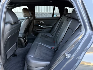 BMW 3 Serie BMW 3 Serie Touring 330e M-Sport DRAVITGRAU PANO/LASER/HEAD-UP/ADAPTIVE M-ONDERSTEL/KEYLESS/19