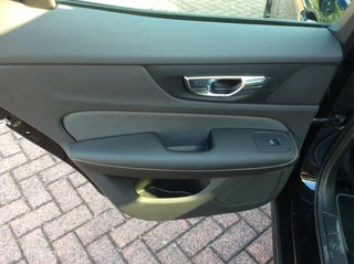 Volvo S60 Volvo S60 2.0 T5 R-Design Black Edition Camera Apple Carplay 19