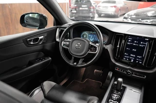 Volvo XC60 Volvo XC60 2.0 T8 AWD R-Design Lucht|Pano|Memory|Leder|Dodehoeksdetectie|Camera - afbeelding nr 15