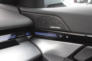 BMW 5 Serie BMW 5-serie 530e M-SPORT PRO 300PK (nieuw model) | PANORAMA DAK | M-SPORT PAKKET | M-SPORT AERODYNAMICA |  M-SPORT NAPPALEDEREN STUURWIEL MET SPORTBOOST FUNCTIE | BMW SHADOWLINE ADAPTIEVE LED KOPLAMPEN | ELEKTRISCH BEDIENBARE ACHTERKLEP |  BMW INDIVIDIUAL HIGH GLOSS EXTERIEUR RAAMLIJST AFWERKING | BMW LIVE COCKPIT PROFESSIONAL | ELEKTRISCH VERSTELBARE VOORSTOELEN MET VENTILATIE / VERWARMING EN GEHEUGEN OP DE BESTUURDERSSTOEL |  ACHTERBANKVERWARMING | 4-ZONE CLIMATE CONTROL | DONKER GETINTE ACHTERRUITEN | DONKERE HEMELBEKLEDING | DRIVE ASSISTANT | HARMAN KARDON Hi-Fi GELUIDSSYSTEEM| DRAARLOZE TELEFOONLADER | DRAADLOOOS APPLE CARPLAY / ANDROID AUTO | KLASSE 3 ALARM | COMFORT ACCESS | 20