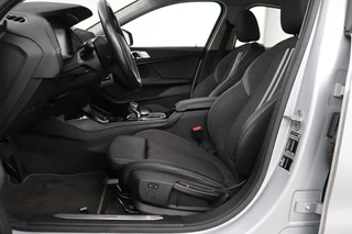 BMW 1 Serie BMW 1-serie 118i Executive Edition | Sport Line | Carplay |  Full LED | Sportstoelen | Climate control | Navigatie | Parkeerhulp | Live Cockpit | Cruise control - afbeelding nr 4
