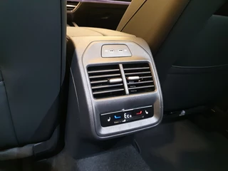 Volkswagen Passat Volkswagen Passat Variant 1.5 eHybrid 272pk DSG/AUT R-Line Wegklapbare trekhaak, Panoramadak, Leder - afbeelding nr 31