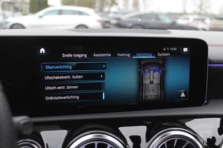 Mercedes-Benz A-Klasse Mercedes-Benz A-Klasse 180 Business Solution AMG / Panoramadak / Camera / Sfeerverlichting / Apple CarPlay / 18'' / DAB / Stoelverwarming / Cruise Control - afbeelding nr 22
