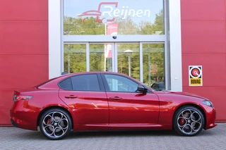 Alfa Romeo Giulia Alfa Romeo Giulia 2.0 T 280PK GME AWD VELOCE | ROSSO ETNA | HARMAN KARDON PREMIUM AUDIO | RIJASSISTENPAKKET | DODEHOEK DETECTIE | ELEKTRISCH BEDIENBARE VOORSTOELEN MET GEHEUGEN FUNCTIE | LEDEREN BEKLEDING | FULL LED KOPLAMPEN | NAVIGATIE | APPLE CARPLAY/ANDROID AUTO | PARKEERSENSOREN VOOR EN ACHTER | 19