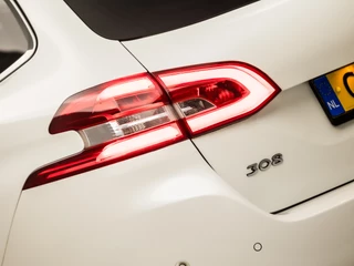Peugeot 308 Peugeot 308 SW 1.2 PureTech Sport Automaat (PANORAMADAK, APPLE CARPLAY, STOELVERWARMING, ADAPTIVE CRUISE, SPORTSTOELEN, KEYLESS, GETINT GLAS, TREKHAAK, 360 CAMERA, NIEUWSTAAT) - afbeelding nr 33