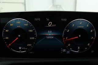 Mercedes-Benz A-Klasse Mercedes-Benz A-klasse 200 AMG | Panoramadak | Carplay |  Stoelverwarming | Keyless | Leder/Alcantara | Camera | Sfeerverlichting | Widescreen | Full LED - afbeelding nr 11
