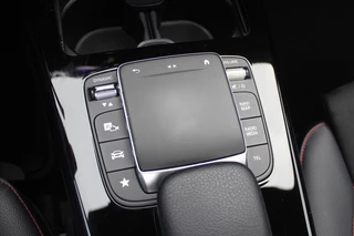 Mercedes-Benz A-Klasse Mercedes-Benz A-Klasse 180 Business Solution AMG / Panoramadak / Camera / Sfeerverlichting / Apple CarPlay / 18'' / DAB / Stoelverwarming / Cruise Control - afbeelding nr 25