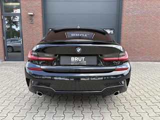 BMW 3 Serie BMW 3-serie 330i High Executive, M Pakket, Schuifdak, 19