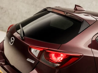 Mazda 2 (NAVIGATIE, CAMERA, HEAD-UP DISPLAY, STOELVERWARMING, GETINT GLAS, LEDEREN SPORTSTOELEN, LM VELGEN, CRUISE, NIEUWE APK, NIEUWSTAAT) - afbeelding nr 32